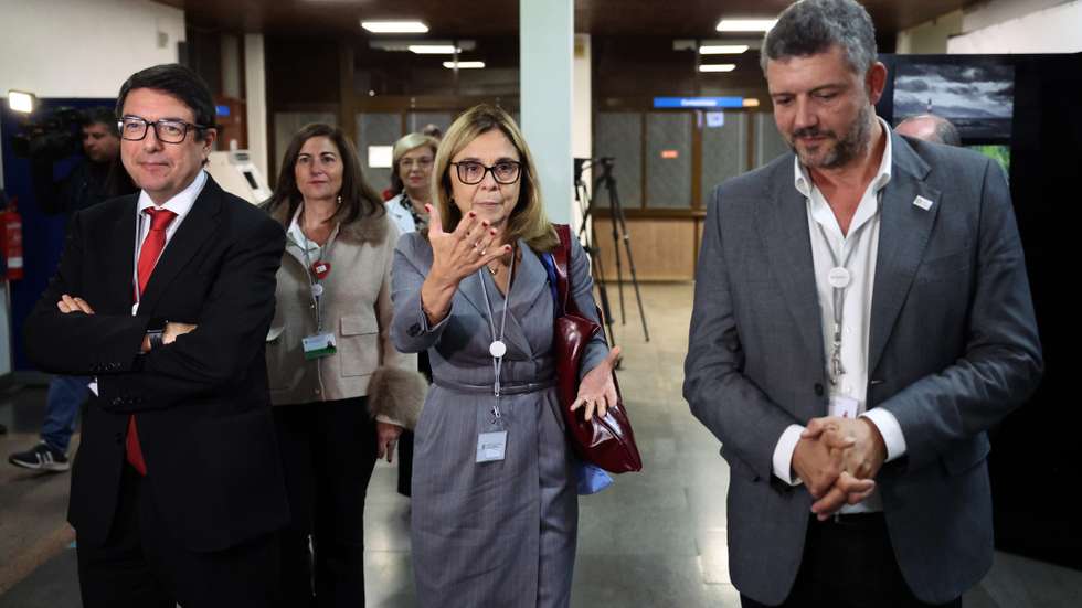 A ministra da Saúde, Ana Paula Martins, acompanhada do diretor Executivo do Serviço Nacional de Saúde (SNS), Álvaro Santos Almeida (E) e pelo presidente do conselho de administração da Unidade Local de Saúde do Alto Alentejo (ULS ALTO ALENTEJO), Miguel Lopes, no início de uma visita ao serviço de urgências do Hospital Dr. José Maria Grande, em Portalegre, 25 de novembro de 2025. A visita de preparação do SNS para o período de inverno, realizou-se no âmbito de um périplo da ministra pelas Unidades Locais de Saúde (ULS) de todo o país para conhecer a resposta aos desafios da época. NUNO VEIGA/LUSA
