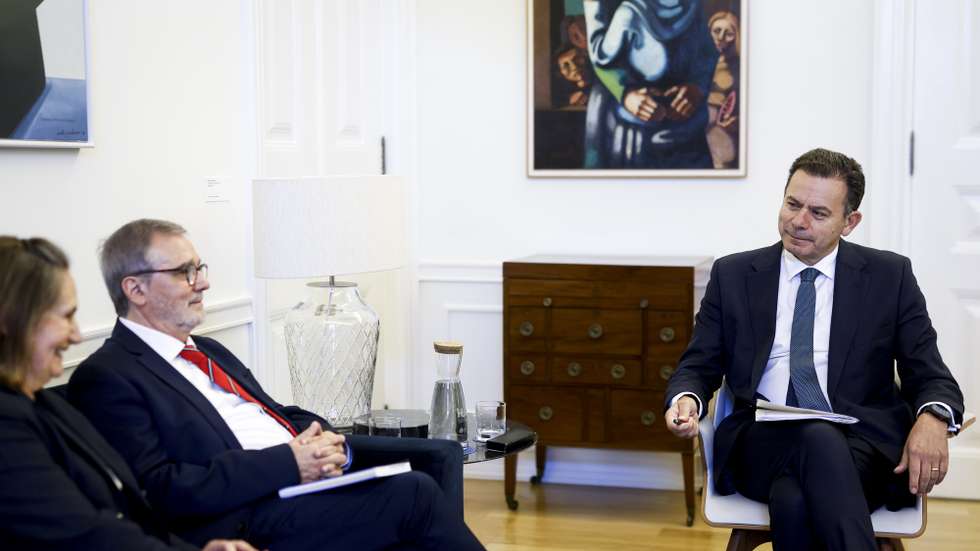 O primeiro-ministro, Luís Montenegro (D), durante a audiência com o secretário-geral da UGT, Mário Mourão (2-E), e com a presidente da UGT, Lucinda Dâmaso (E), no Palácio de São Bento em Lisboa, 26 de novembro de 2025. FILIPE AMORIM/LUSA