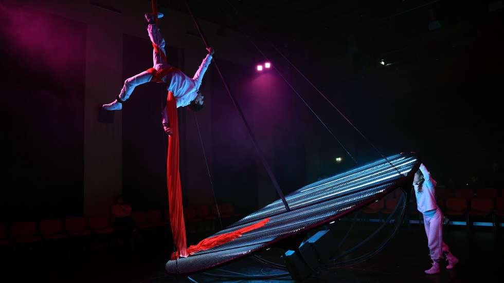 Ensaio de imprensa do espetáculo de circo contemporâneo, "Liberdade Liberdade", interpretado por David David e Tjaša Dobravec, a partir das histórias-narrativas das cartas de amor trocadas pelos avós do primeiro durante a ditadura, no Teatro Narciso Ferreira, em Vila Nova de Famalicão, 26 de Novembro de 2025. "Liberdade Liberdade" é o novo espetáculo da Momento – Artistas Independentes e da recém-criada companhia Ângulo Crítico, com direção e dramaturgia de Diogo Freitas, estreia dia 28 de novembro. (ACOMPANHA TEXTO DE 27 DE NOVEMBRO DE 2025). ESTELA SILVA/LUSA