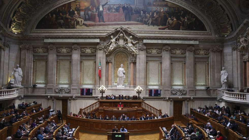 O a líder da Iniciativa Liberal (IL), Mariana Leitão, usa da palavra durante o debate final do Orçamento do Estado para 2026 (OE2026), na Assembleia da República, em Lisboa, 27 de novembro de 2025. TIAGO PETINGA/LUSA