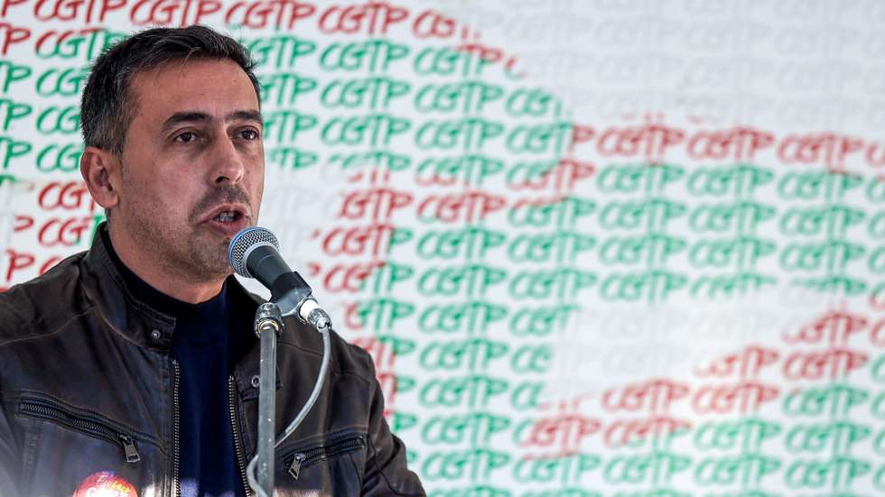 O secretário-geral da CGTP-IN, Tiago Oliveira, intervém na concentração da Frente Comum, em protesto contra a proposta de Orçamento do Estado para 2026 (OE2026), frente à Assembleia da República, em Lisboa, 27 de novembro de 2025. DIOGO FARIA REIS/LUSA