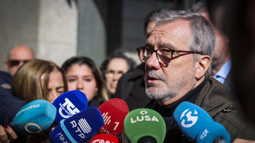 Uma delegação da UGT liderada pelo seu secretário-geral, Mário Mourão, fala aos jornalistas após ter entregue o pré-aviso de greve geral na sede do Ministério do Trabalho e da Segurança Social, em Lisboa, 20 de novembro de 2025. TIAGO PETINGA/LUSA
