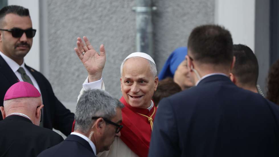epa12554057 Pope Leo XIV arrives at the Cathedral of the Holy Spirit, also known as Saint Esprit Cathedral, in Istanbul, Turkey, 28 November 2025. Pope Leo XIV is on his first apostolic journey outside Italy since his election as pontiff, visiting Turkey and Lebanon from 27 November to 02 December.  EPA/ERDEM SAHIN