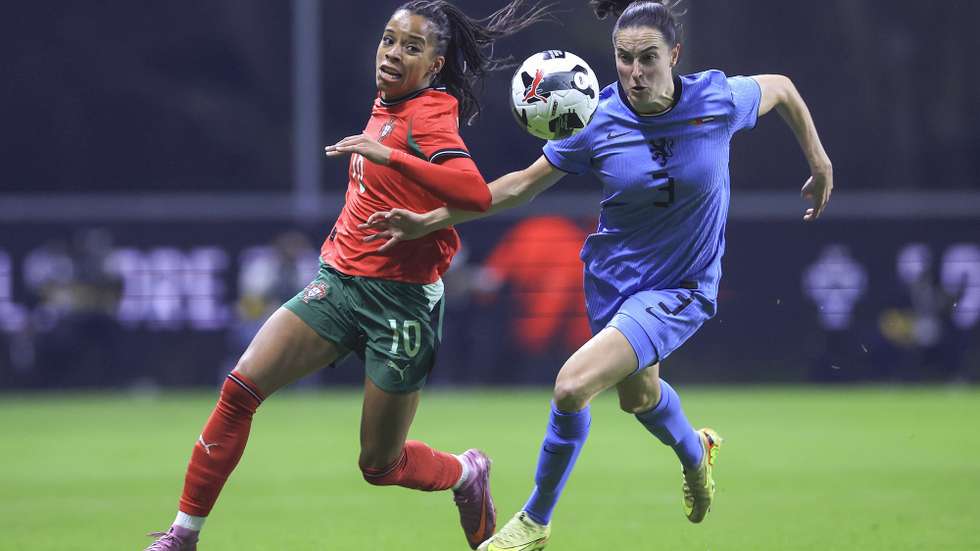 Portugal's Jéssica Silva (L) vies for the ball with Netherlands´s Caitlin Dijkstra during the friendly soccer match in preparation for the 2027 FIFA Women's World Cup qualification, between Portugal and Netherlands, at the Municipal de Braga stadium in Braga, Portugal, 28 November 2025. ESTELA SILVA/LUSA