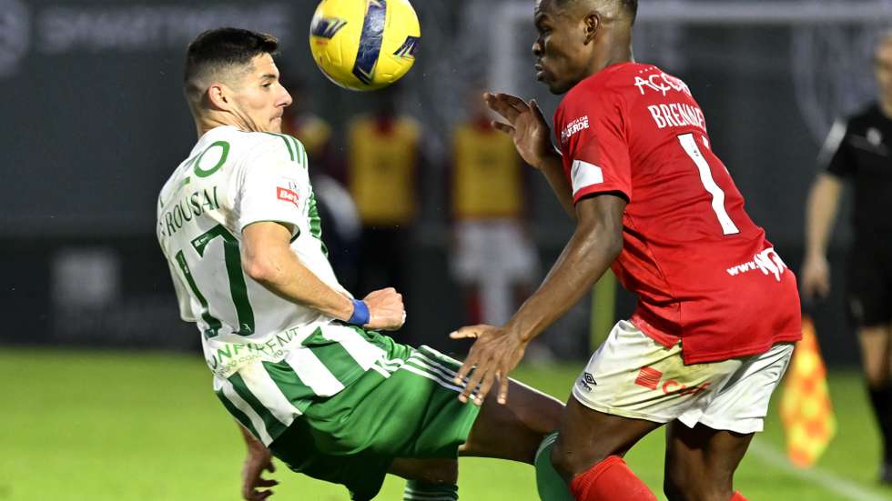 O jogador do Rio Ave, Marious Vrousai (E), disputa a bola com o jogador do Santa Clara, Brenner Lucas, durante o jogo da Primeira Liga de Futebol, realizado no Estádio Rio Ave Futebol Clube, em VIla do Conde, 30 de novembro de 2025. FERNANDO VELUDO/LUSA