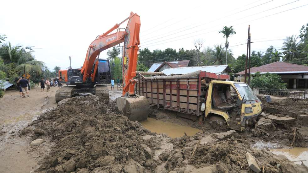 epa12554501 An excavator evacuates a truck buried in mud at a flood-affected village in the Meureudu area, Pidie Jaya, Aceh, Indonesia, 28 November 2025. Floods and landslides triggered by Tropical Cyclone Senyar have killed at least 72 people across Aceh, North Sumatra, and West Sumatra provinces, according to Indonesia’s National Disaster Management Agency.  EPA/HOTLI SIMANJUNTAK