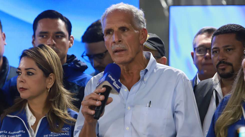 epa12561314 Honduran presidential candidate for the National Party, Nasry Asfura (C), speaks during an election day event in Tegucigalpa, Honduras, 30 November 20225. Asfura, whom US President Donald Trump publicly asked to support, leads the early counts in Sunday's general election in Honduras, followed by Salvador Nasralla of the Liberal Party, according to preliminary results released by the National Electoral Council (CNE).  EPA/STRINGER