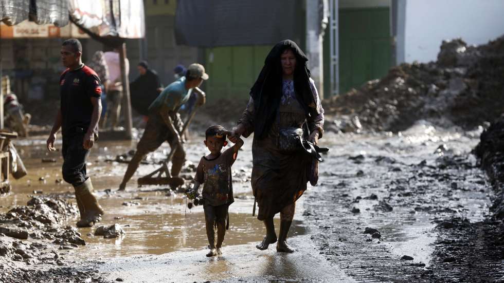 epa12561910 Residents clean up their houses from the mud in a flood-affected village in the Meureudu area, Pidie Jaya Aceh, Indonesia, 01 December 2025. According to National Disaster Management Agency Floods and landslides triggered by Tropical Cyclone Senyar have killed at least 442 people across Aceh, North Sumatra, and West Sumatra provinces. This number is expected to rise, as approximately 402 people remain uncounted for.  EPA/HOTLI SIMANJUNTAK