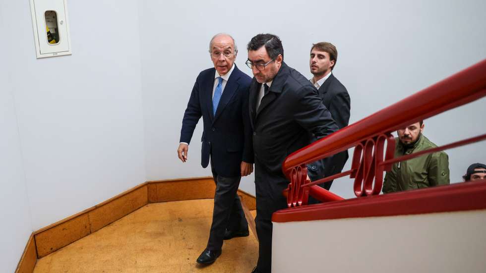 O candidato à Presidência da República, Luís Marques Mendes (E), durante a sua visita à Caritas Diocesana, em Lisboa, 02 de dezembro de 2025.  ANDRÉ KOSTERS/LUSA