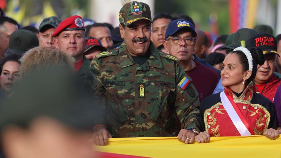 epa12549120 Venezuelan President Nicolas Maduro (C) walks with supporters during an event marking the bicentennial of the delivery of the Sword of Peru to Simon Bolivar, in Caracas, Venezuela, 25 November 2025.  EPA/MIGUEL GUTIERREZ