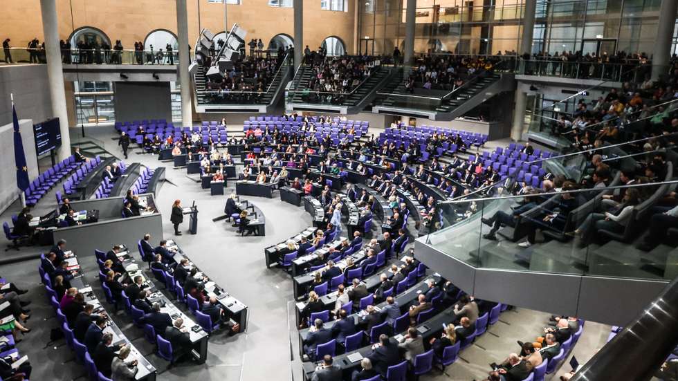 epa12571729 General view of the 48th session of the German parliament, the Bundestag, in Berlin, Germany, 05 December 2025. The Bundestag is scheduled to vote on the government's draft law to modernize the military service and on the federal government's pension package.  EPA/FILIP SINGER