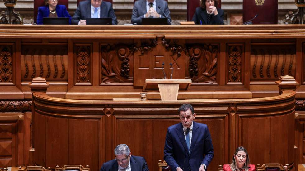 O primeiro-ministro, Luis Montenegro, ladeado por Carlos Abreu Amorim (E), ministro dos Assuntos Parlamentares, e por Ana Isabel Xavier
secretária de Estado dos Negócios Estrangeiros e Cooperação (D), usa da palavra durante o debate preparatório do Conselho Europeu na Assembleia da República em Lisboa, 5 de dezembro de 2025. TIAGO PETINGA/LUSA