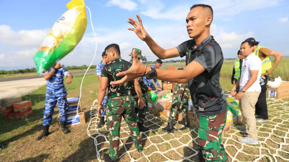 epa12571210 Indonesian National Armed Forces troops load aid supplies to be airlifted to flood-affected areas using helicopters and small planes at Sultan Iskandar Muda Military Airport, in Aceh, Indonesia, 05 December 2025. According to the National Disaster Management Agency, floods and landslides triggered by Tropical Cyclone Senyar have killed more than 800 people across the provinces of Aceh, North Sumatra, and West Sumatra.  EPA/HOTLI SIMANJUNTAK