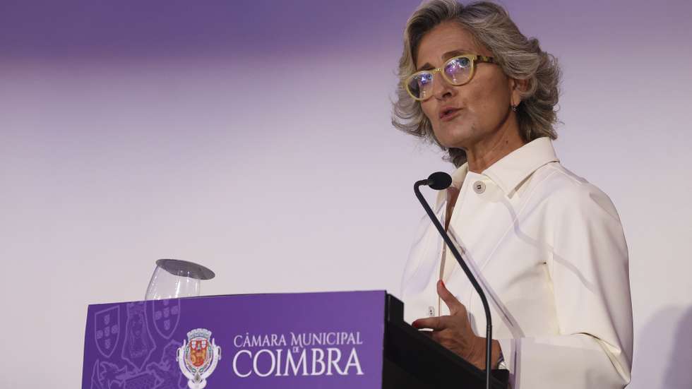 A presidente da Câmara Municipal de Coimbra, Ana Abrunhosa, durante a cerimónia de posse dos orgãos autárquicos de Coimbra onde foi empossada como presidente da autarquia, no Convento São Francisco, Coimbra, 4 de novembro de 2025. PAULO NOVAIS/LUSA