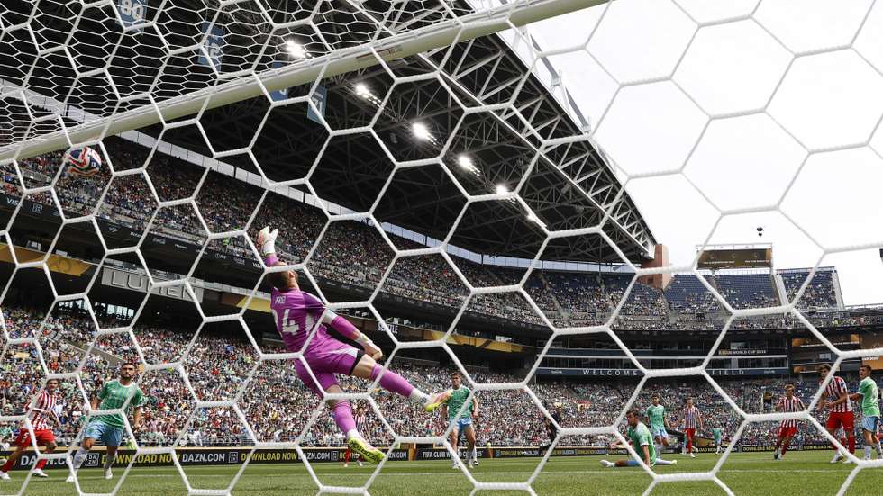 epa12186428 Atletico Madrid's Pablo Barrios (3-R) scores past Seattle Sounders' goalkeeper Stefan Frei (C) during the FIFA Club World Cup 2025 Group B match at Lumen Field in Seattle, Washington, USA, 19 June 2025.  EPA/JOHN G. MABANGLO