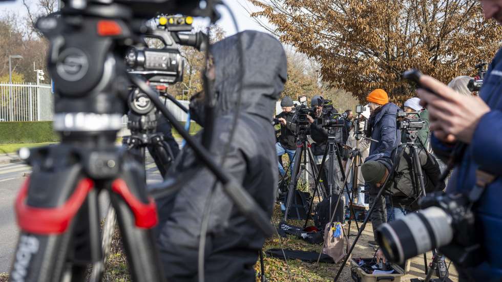 epa12544257 Journalists gather outside the US Permanent Mission in Geneva, Switzerland, 23 November 2025. US and Ukraine officials are expected to meet in Geneva on 23 November to discuss the US president's peace plan aimed at ending the war with Russia.  EPA/MARTIAL TREZZINI