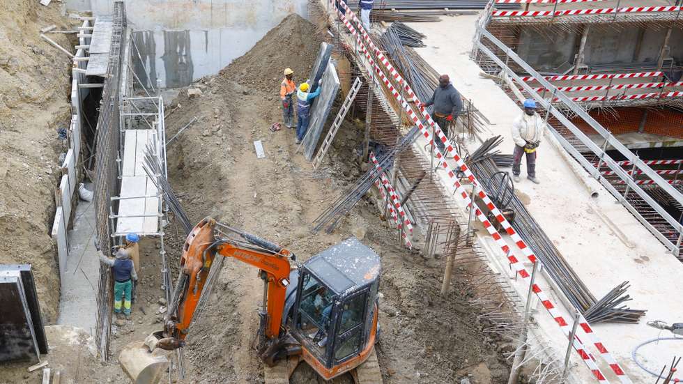 Trabalhadores da construção civil numa obra perto do Marquês de Pombal, em Lisboa, 12 de fevereiro de 2025. Habitação. Arquitetura. Construção Civil. Trabalho. Imigrantes. ANTÓNIO PEDRO SANTOS/LUSA