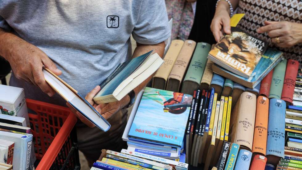 Visitantes da 12.ª edição da Feira do Livro do Porto nos jardins do Palácio de Cristal, Porto, 22 de agosto de 2025. Fundada em 1930, a Feira do Livro do Porto é desde 2016 organizada pela autarquia local. JOSÉ COELHO/LUSA