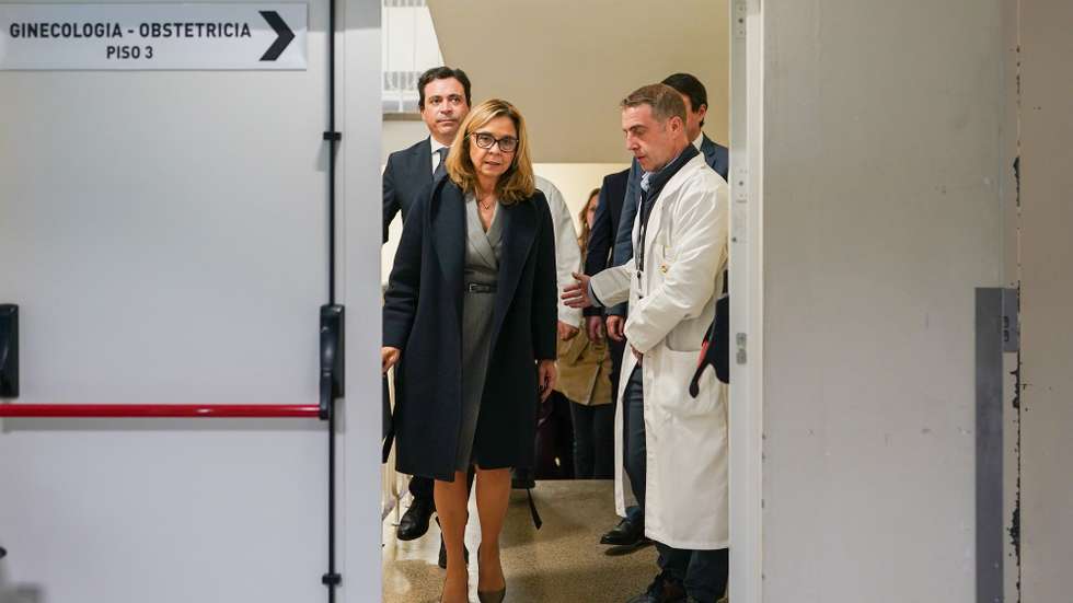 A ministra da Saúde, Ana Paula Martins (2-E), durante a sua visita à Unidade Local de Saúde do Médio Ave, Hospital de Famalicão, no âmbito das deslocações aos serviços de urgência das três ULS, em Vila Nova de Famalicão, 09 de dezembro de 2025. HUGO DELGADO/LUSA