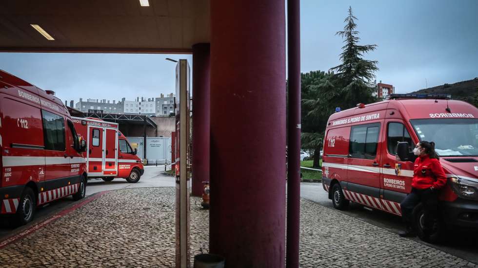 Ambulances are transporting covid-19 pacients from Amadora Sintra Hospital to Luz Hospital in Lisbon, due to the rising of hospitalizations, Amadora, Portugal, 27th January 2021. The Amadora-Sintra Hospital, in the Lisbon district, is moving a team of doctors, nurses and auxiliaries to accompany the 19 patients who are being transferred to the infirmary that will open at Hospital da Luz in Lisbon. MARIO CRUZ/LUSA