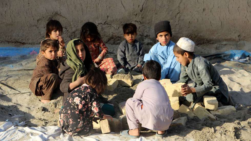 epa12542465 Afghani children play in Kandahar, Afghanistan, 22 November 2025. As winter closes in across Afghanistan, the hunger crisis is deepening: more than nine million people are facing food insecurity. International aid agencies are scaling back, with the World Food Programme able to reach only about one million people per month.  EPA/QUDRATULLAH RAZWAN