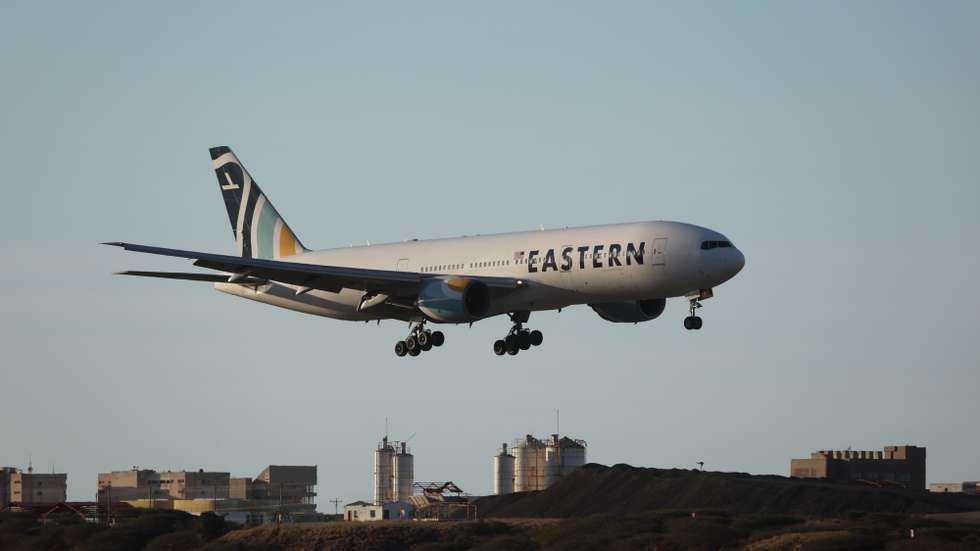 epa12568181 The Eastern Airlines plane carrying Venezuelan migrants from Phoenix, Arizona, landing at Simon Bolivar International Airport in Maiquetia, Venezuela, 03 December 2025. A flight from the United States landed at Maiquetia International Airport, which serves Caracas, with Venezuelan migrants from Phoenix, Arizona, the first since Nicolas Maduro's government announced the resumption of repatriation flights from that country, amid tensions over Washington's military deployment in the Caribbean.  EPA/MIGUEL GUTIERREZ