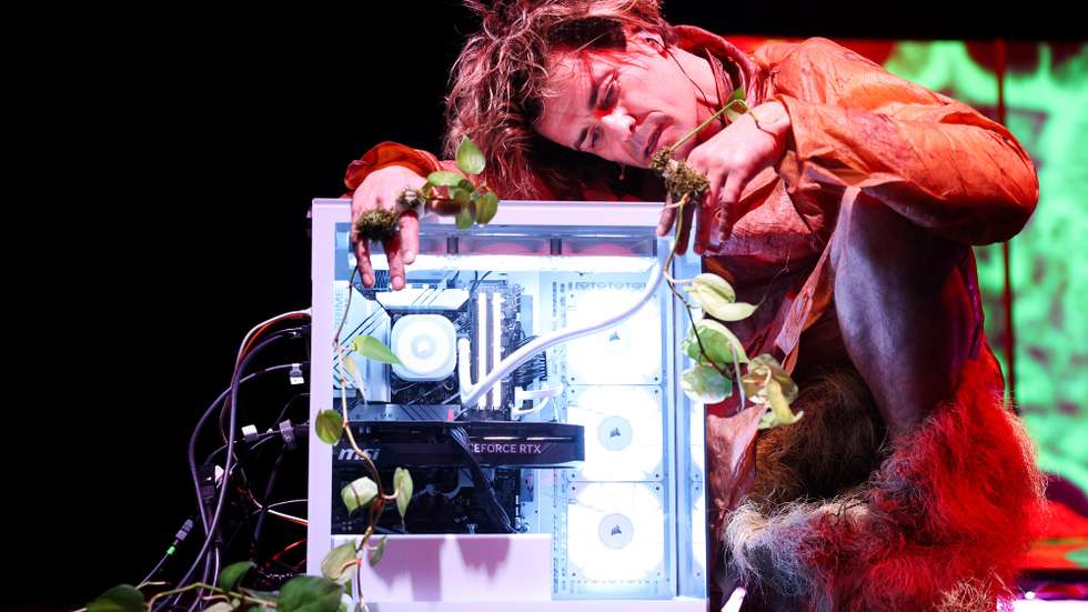 O ator Albano Jerónimo, durante o ensaio de imprensa do espetáculo “carne.exe”, uma criação de Carincur e João Pedro Fonseca que coloca um performer humano em interação com um modelo de inteligência artificial, no Centro de Arte Moderna Gulbenkian (CAM), em Lisboa, 10 de dezembro de 2025. DIOGO FARIA REIS/LUSA