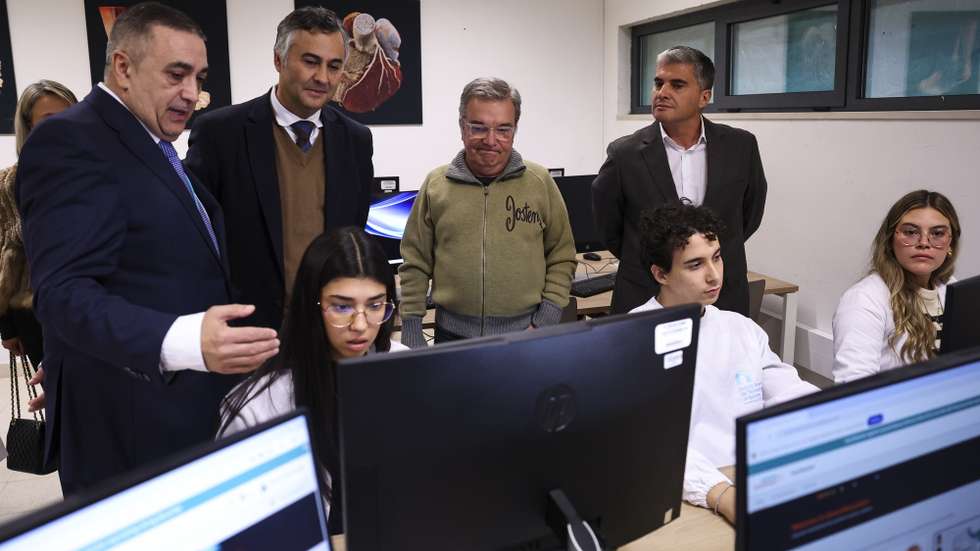 O ministro da Educação, Ciência e Inovação, Fernando Alexandre (2-E), durante a visita à Escola Superior de Tecnologia da Saúde do Politécnico de Coimbra (ESTeSC-IPC), onde inaugurou os laboratórios INNOV2CARE, equipados com simuladores e ecógrafos de última geração, em Coimbra, 12 de dezembro de 2025. PAULO NOVAIS/LUSA
