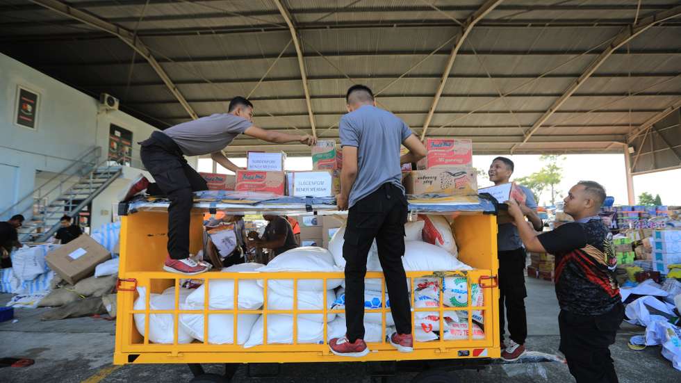 epa12588684 Indonesian National Armed Forces troops load aid supplies to be sent to flood-affected areas using military and small planes, at Sultan Iskandar Muda Military Airport, in Aceh, Indonesia, 13 December 2025. According to the National Disaster Management Agency, floods and landslides triggered by Tropical Cyclone Senyar have killed more than 900 people across Aceh, North Sumatra, and West Sumatra provinces.  EPA/HOTLI SIMANJUNTAK