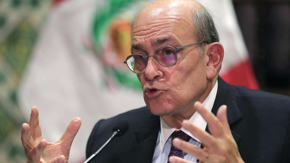 epa12584307 Peruvian Foreign Minister Hugo de Zela speaks at a press conference in Lima, Peru, 10 December 2025. De Zela said United States operations in the Caribbean Sea and the Eastern Pacific, in which at least 21 boats were sunk and 82 crew members died, represent an effort in the fight against drug trafficking.  EPA/Paolo Aguilar