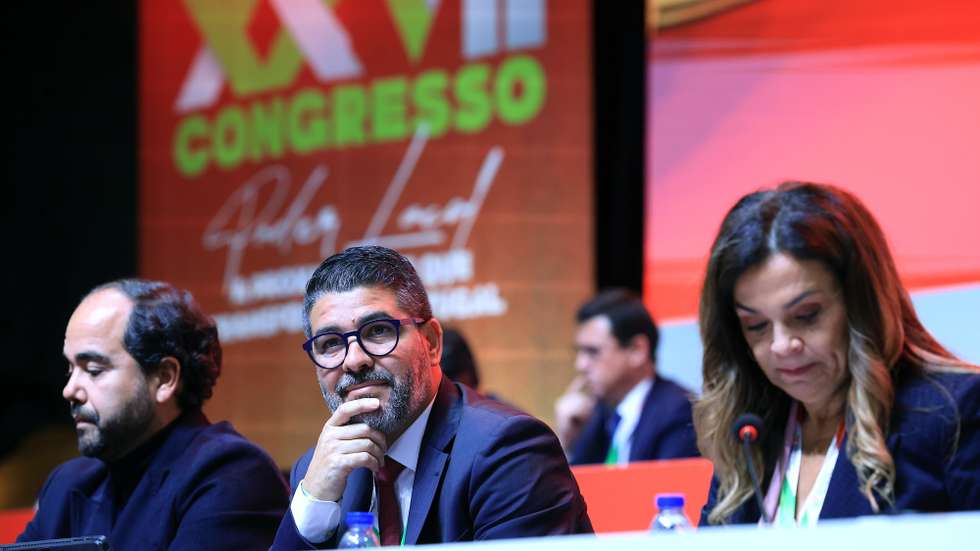 O presidente da Associação Nacional dos Municípios Portugueses (ANMP), Pedro Pimpão (C), acompanhado pela Mesa do Congresso da ANMP, Luísa Salgueiro (D), durante o XXVII Congresso da Associação Nacional de Municípios Portugueses, em Viana do Castelo, 13 de dezembro de 2025. Sob o lema "Poder Local - A proximidade que transforma Portugal", o congresso realiza-se, em Viana do Castelo, nos dias 13 e 14 de dezembro de 2025. ESTELA SILVA/LUSA