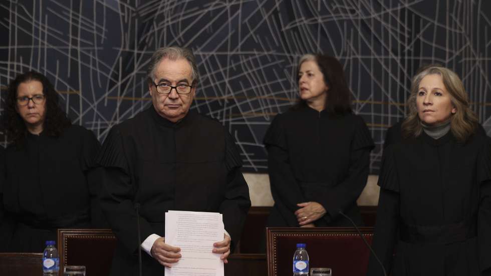 O presidente do Tribunal Constitucional, João José Abrantes, após a leitura pública da decisão relativa aos pedidos de fiscalização da Lei da Nacionalidade, requeridos por um grupo de deputados da Assembleia da República do Partido Socialista (PS), na sede no Palácio Ratton em Lisboa, 15 de de 2025. Na leitura pública destas decisões foi anunciado que houve unanimidade relativamente a três das quatro normas do decreto que revê a Lei da Nacionalidade declaradas inconstitucionais, bem como quanto às normas do decreto que cria perda de nacionalidade como pena acessória. TIAGO PETINGA/LUSA