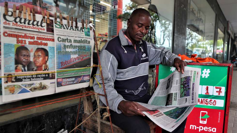 Um ardina lê um jornal enquanto espera por clientes, em Maputo, Moçambique, 03 de novembro de 2025. Ardinas de Maputo, na capital moçambicana, viram a venda de jornais a “baixar” depois da pandemia da covid-19, com a internet a “matar o negócio”, chegando a passar um dia sem vender um exemplar. (ACOMPANHA TEXTO DA LUSA DE 10 DE NOVEMBRO DE 2025). LUÍSA NHANTUMBO/LUSA
