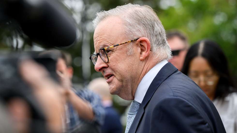 epa12595346 Australian Prime Minister Anthony Albanese speaks to media at St George Hospital after visiting Ahmed al-Ahmed in Sydney, Australia, 16 December 2025. Australia is in mourning following an attack on the Jewish community's Hanukkah festival celebrations on 14 December that left at least 16 people dead, including one gunman.  EPA/BIANCA DE MARCHI AUSTRALIA AND NEW ZEALAND OUT