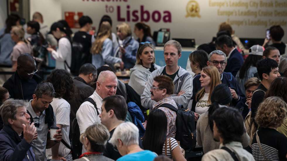 A maior parte dos controles de embarque do aeroporto Humberto Delgado em Lisboa, está a funcionar, registando-se às 10h00, dez voos cancelados e uma longa fila para a recuperação de bagagem perdida, 29 de abril de 2025. TIAGO PETINGA/LUSA