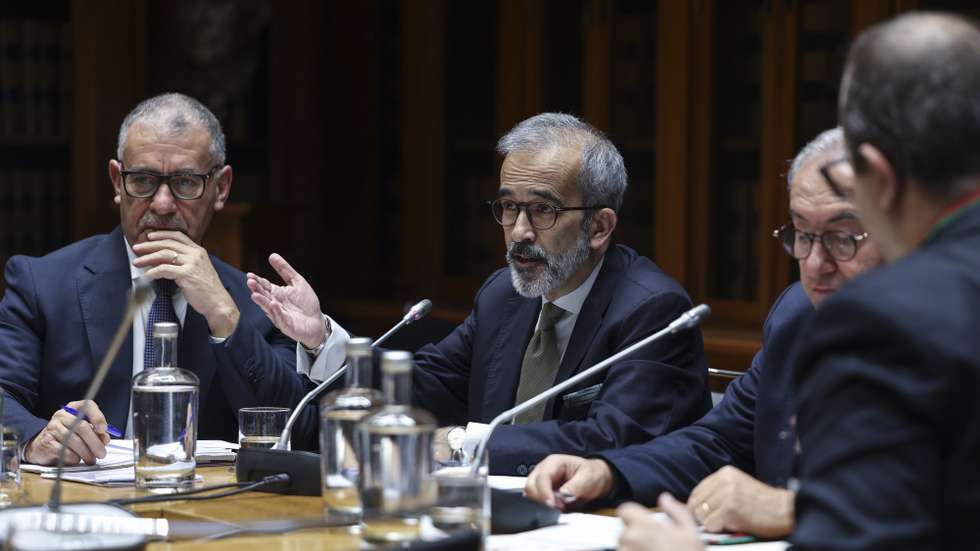 O ministro de Estado e dos Negócios Estrangeiros, Paulo Rangel (C), intervém na sua audição perante a Comissão de Negócios Estrangeiros e Comunidades Portuguesas, na Assembleia da República, em Lisboa, 16 de dezembro de 2025. MIGUEL A. LOPES/LUSA