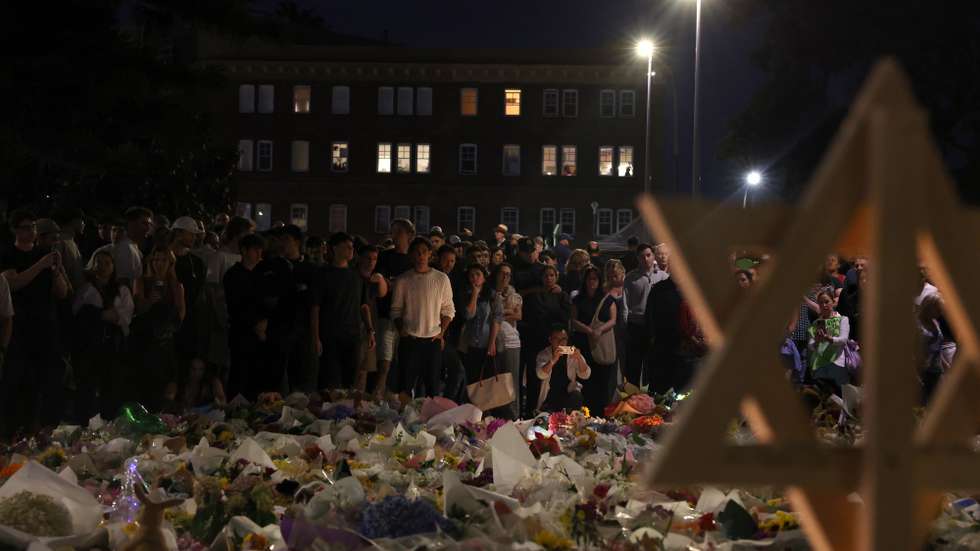 epa12596294 Mourners at a makeshift memorial at Bondi Beach in Sydney, New South Wales, Australia, 16 December 2025. Australia is in mourning following an attack on the Jewish community's Hanukkah festival celebrations on 14 December that left at least 16 people dead, including one gunman.  EPA/ROUNAK AMINI  AUSTRALIA AND NEW ZEALAND OUT