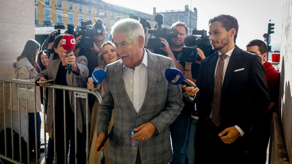 O antigo presidente do Sport Lisboa e Benfica (SLB), Luís Filipe Vieira (C), à chegada ao Supremo Tribunal de Justiça para o início do julgamento do “Processo Lex”, em Lisboa, 29 de outubro de 2025. Em causa estão os crimes de corrupção passiva e ativa para ato ilícito, recebimento indevido de vantagem, abuso de poder, usurpação de funções, falsificação de documento, fraude fiscal e branqueamento. ANTÓNIO PEDRO SANTOS/LUSA