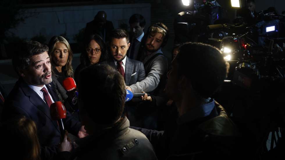 O presidente do Chega (CH), André Ventura, fala aos jornalistas à chegada ao jantar de Natal do grupo parlamentar do partido, na Assembleia da República, em Lisboa, 17 de dezembro de 2025. ANTÓNIO PEDRO SANTOS/LUSA