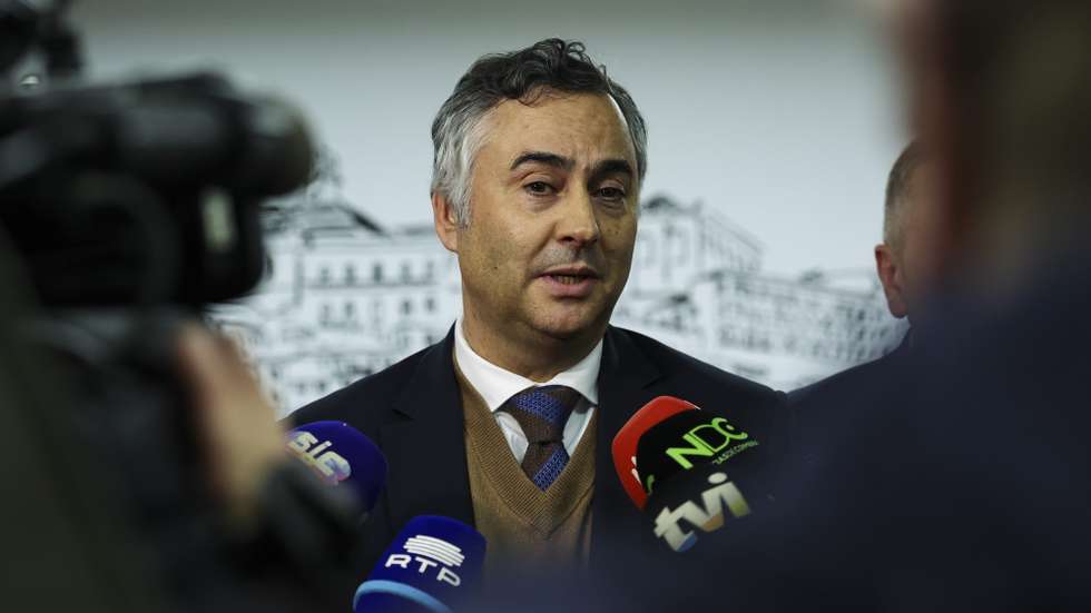 O ministro da Educação, Ciência e Inovação, Fernando Alexandre, fala aos jornalistas no final da visita à Escola Superior de Tecnologia da Saúde do Politécnico de Coimbra (ESTeSC-IPC), onde inaugurou os laboratórios INNOV2CARE, equipados com simuladores e ecógrafos de última geração, em Coimbra, 12 de dezembro de 2025. PAULO NOVAIS/LUSA