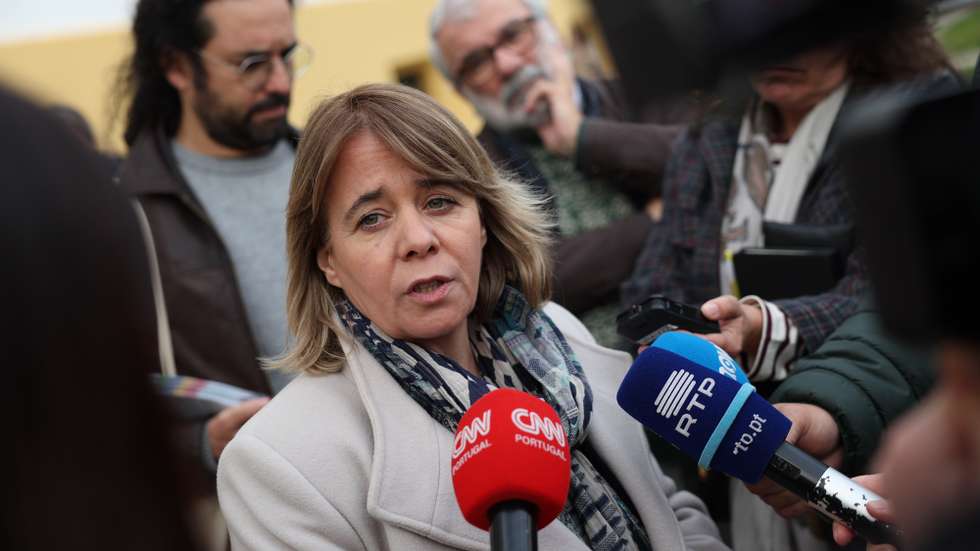 A candidata presidencial apoiada pelo Bloco de Esquerda (BE), Catarina Martins, presta declarações aos jornalistas à chegada para uma visita à Universidade de Évora, 18 de dezembro de 2025. NUNO VEIGA/LUSA