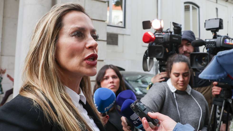 A candidata à Presidência da República, Joana Amaral Dias, fala à comunicação social durante a entrega de assinaturas ao Tribunal Constitucional, em Lisboa, 18 de dezembro de 2025. JOÃO RELVAS/LUSA