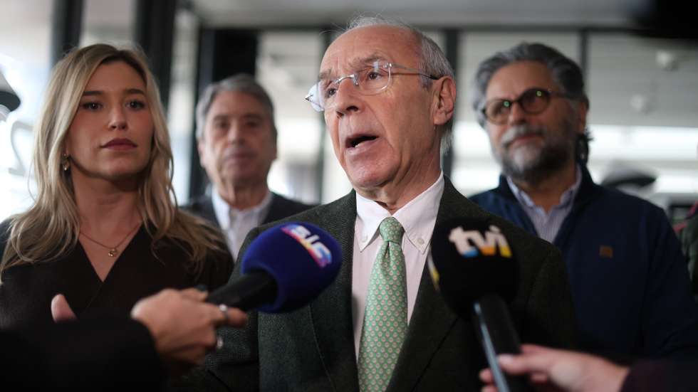 O candidato à Presidência da República, Luís Marques Mendes, acompanhado pela presidente da junta de freguesia da Costa da Caparica, Vanessa Krause, fala à comunicação social durante um encontro com pescadores na Lota da Costa da Caparica, 12 de dezembro de 2025. RUI MINDERICO/LUSA