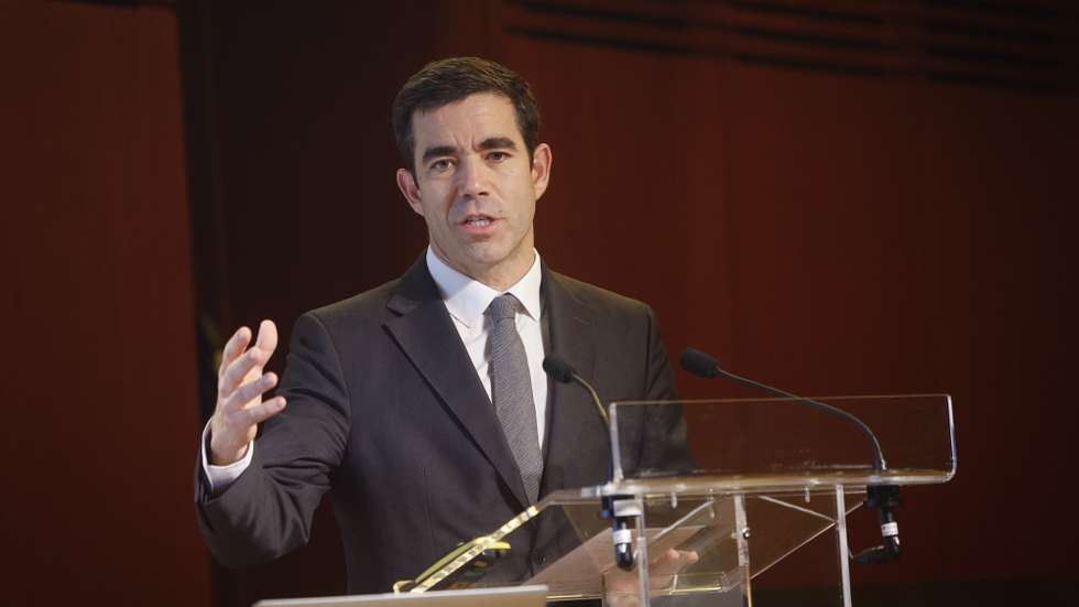 O ministro da Presidência, António Leitão Amaro, intervém durante a apresentação do Livro Branco sobre Inteligência Artificial aplicada ao Jornalismo, na Fundação Calouste Gulbenkian, em Lisboa, 15 de dezembro de 2025. É o primeiro estudo de âmbito nacional dedicado a avaliar a adoção de Inteligência Artificial nos media portugueses, coordenado pela Faculdade de Ciências Sociais e Humanas da Universidade NOVA de Lisboa e financiado pela Fundação Calouste Gulbenkian através do European Media and Information Fund. ANTÓNIO PEDRO SANTOS/LUSA