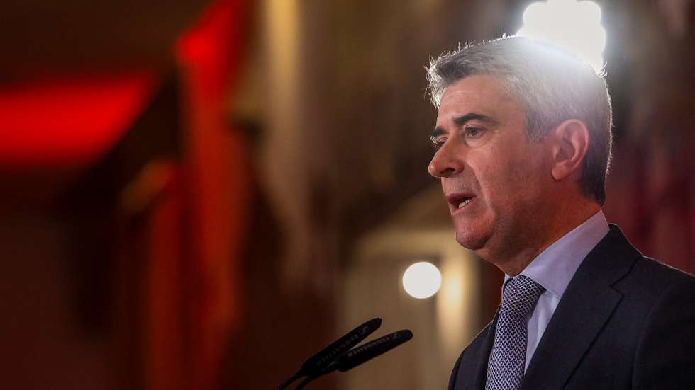 O secretário-geral do Partido Socialista (PS), José Luis Carneiro, usa da palavra durante o jantar de Natal do grupo parlamentar na assembleia da República em Lisboa, 18 de dezembro de 2025.  TIAGO PETINGA/LUSA