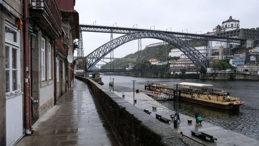 O trânsito de velocípedes e de transporte público do tabuleiro inferior da ponte D. Luiz I, que liga as cidades do Porto e de Vila Nova de Gaia, foi hoje aberto depois ter estado encerrado para reabilitação desde outubro de 2021, no Porto, 14 de abril de 2023. FERNANDO VELUDO/LUSA
