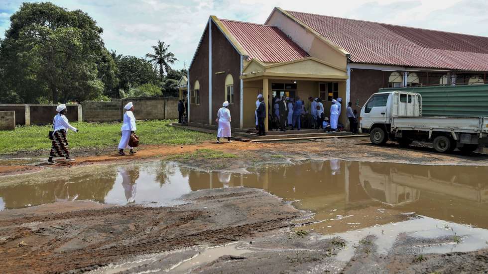 Crentes passam por uma zona inundada a caminho da Igreja Velha Apostólica do Ferroviário para participar numa cerimónia religiosa, nos subúrbios de Maputo, Moçambique, 07 de dezembro de 2025.  A Igreja Velha Apostólica do Ferroviário fica inundada sempre que chove, desde as cheias de 2000, em Moçambique, mas a “fé” mantém os cultos vivos, com os crentes vestidos de branco a atravessar poças de água e lama. (ACOMPANHA TEXTO DA LUSA DO DIA 21 DE DEZEMBRO DE 2025). LUÍSA NHANTUMBO/LUSA