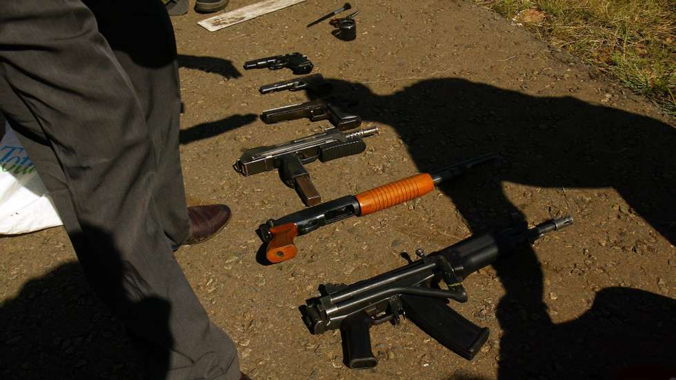 epa01986087 FILE The file image dated 16 April  2004 shows police collecting a variety of firearms found after they pulled over a suspicious looking vehicle which turned out to be on their way to commit a robbery near Johannesburg,South Africa  11 January 2010. Eleventh of January 2010 marked the start of a government backed amnesty which  will run until 11 April 2010 and allows people to hand in illegal, unregistered firearms at any police station, without fear of prosecution.  EPA/STR