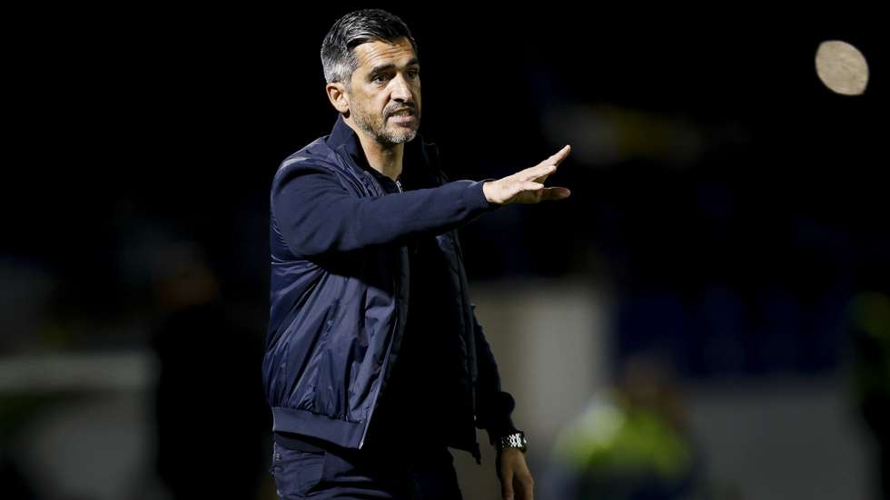 O treinador do Alverca, Custódio Castro, durante o jogo da I Liga de Futebol contra o Nacional, realizado no Complexo Desportivo de Alverca, em Vila Franca de Xira, 07 de dezembro de 2025. FILIPE AMORIM/LUSA