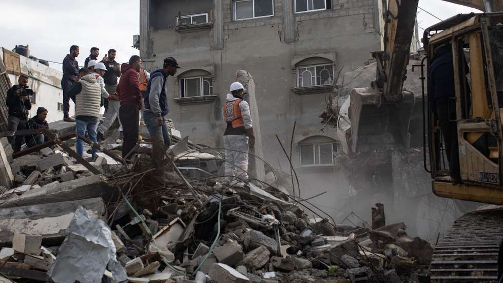 epaselect epa12604744 Members of the Palestinian Civil Defense remove the rubble of a destroyed home as they search for the bodies of Palestinians killed during the conflict in Khan Younis, southern Gaza Strip, 20 December 2025. The Civil Defence in the Gaza Strip is carrying out operations to recover the bodies of Palestinians buried beneath the rubble of homes destroyed during Israeli strikes on Gaza, estimating that nearly 100 bodies remain unrecovered. More than 70,000 Palestinians have been killed in the Gaza Strip since October 2023, according to the Palestinian Ministry of Health, and about 1,200 Israelis have been killed since the launch of an Israeli military campaign in response to a cross-border attack by Hamas on 07 October 2023.  EPA/HAITHAM IMAD